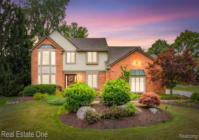 Photo 2 of Sale Pending at 37125 Fox Glen, Farmington Hills, MI 48331 | MLS# 61021375 | Listing updated on 2026-08-30