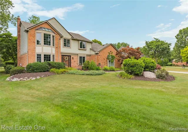 Photo 3 of Sale Pending at 37125 Fox Glen, Farmington Hills, MI 48331 | MLS# 61021375 | Listing updated on 2026-08-30