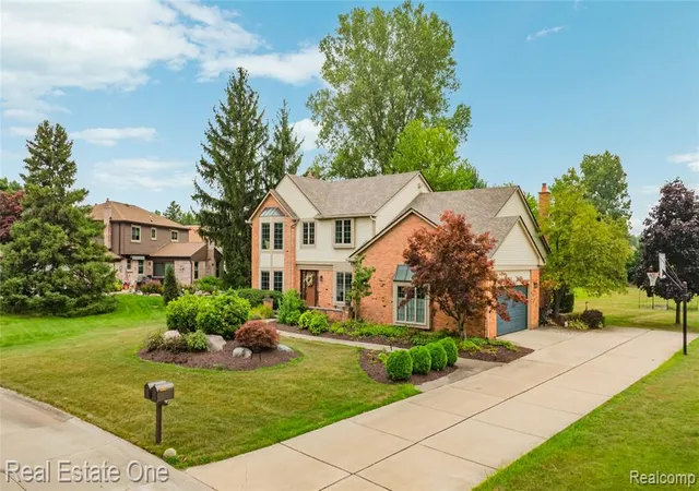 Photo 4 of Sale Pending at 37125 Fox Glen, Farmington Hills, MI 48331 | MLS# 61021375 | Listing updated on 2026-08-30