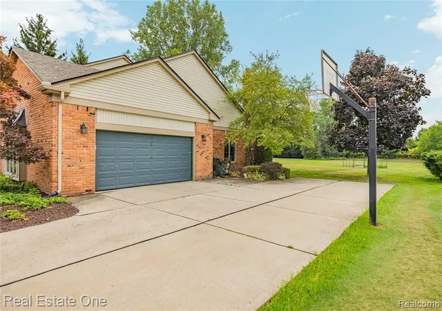 Photo 5 of Sale Pending at 37125 Fox Glen, Farmington Hills, MI 48331 | MLS# 61021375 | Listing updated on 2026-08-30