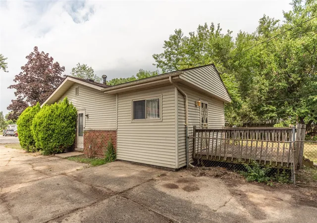 Photo 4 of Single family home for sale at 1401 Glengrove Ave, Ypsilanti, MI 48198 | MLS# 70554110 | Listing updated on 2026-08-25