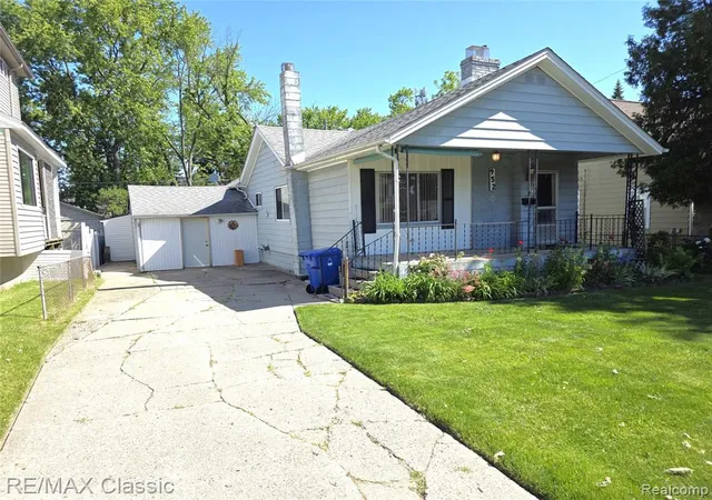 Homes for sale in Waterford, MI | 952 Lakeview St, Waterford, MI 48328 | MLS# 61006386