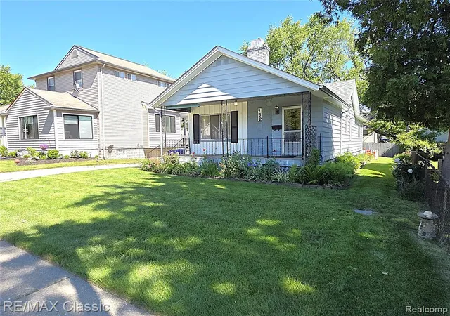 Homes for sale in Waterford, MI | 952 Lakeview St, Waterford, MI 48328 | MLS# 61006386