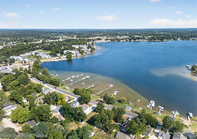 2nd image of 226 Crestlawn Dr, Whitmore Lake, MI 48189