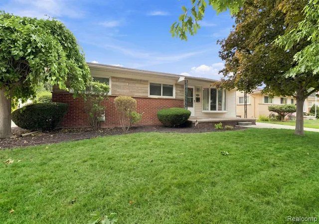 Photo 3 of Sale Pending at 1790 Pinetree Dr, Trenton, MI 48183 1713 | MLS# 61024957 | Listing updated on 2026-09-12