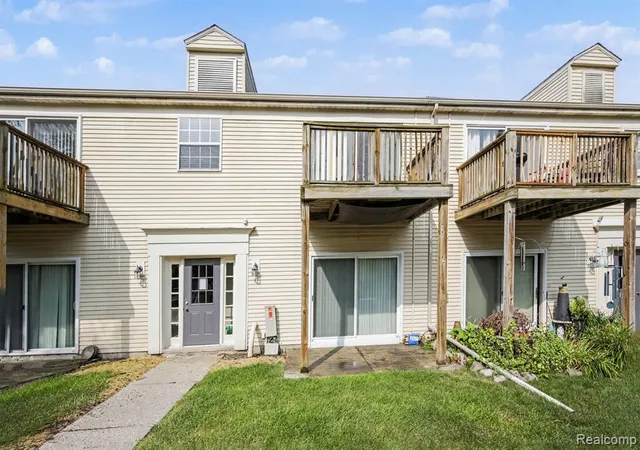 3rd image of 833 Bloomfield Village Blvd #G, Auburn Hills, MI 48326 | MLS# 61020088