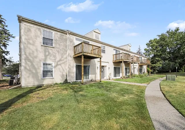4th image of 833 Bloomfield Village Blvd #G, Auburn Hills, MI 48326 | MLS# 61020088