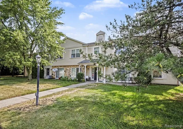 5th image of 833 Bloomfield Village Blvd #G, Auburn Hills, MI 48326 | MLS# 61020088