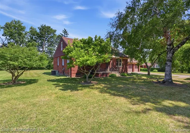 2nd image of 15801 E 11 Mile Rd, Roseville, MI 48066 | MLS# 61018682