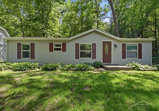 Homes for sale in Sanford, MI | 203 W Sampson Dr, Sanford, MI 48657 | MLS# 50212384