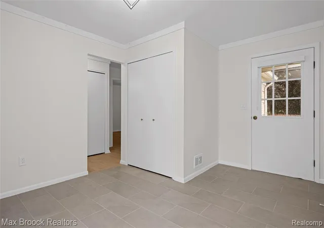 Photo 5 of Single family home for sale at 28977 Lake Park Dr, Farmington Hills, MI 48331 | MLS# 61013130 | Listing updated on 2026-08-30