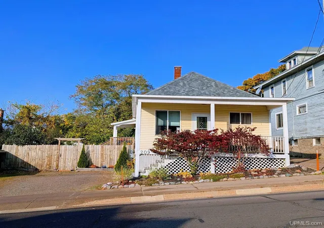 Photo 1 of Single family home for sale at 209 N 4th Street, Marquette, MI 49855 | MLS# 50226353 | Listing updated on 2026-10-30