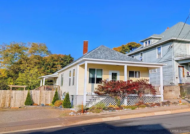 Photo 2 of Single family home for sale at 209 N 4th Street, Marquette, MI 49855 | MLS# 50226353 | Listing updated on 2026-10-30