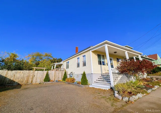 Photo 3 of Single family home for sale at 209 N 4th Street, Marquette, MI 49855 | MLS# 50226353 | Listing updated on 2026-10-30