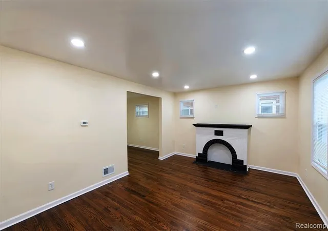 2nd image of 8087 Cloverlawn St, Detroit, MI 48204 3225 | MLS# 61004195