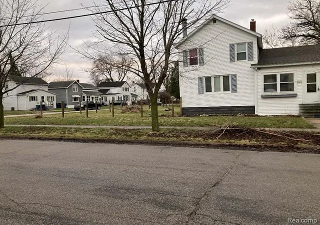 2nd image of 208 34th St, Bay City, MI 48708 | MLS# 60980563