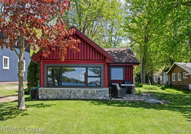 Homes for sale in Whitmore Lake, MI | 10584 Bob White Beach Blvd, Whitmore Lake, MI 48189 | MLS# 60995123
