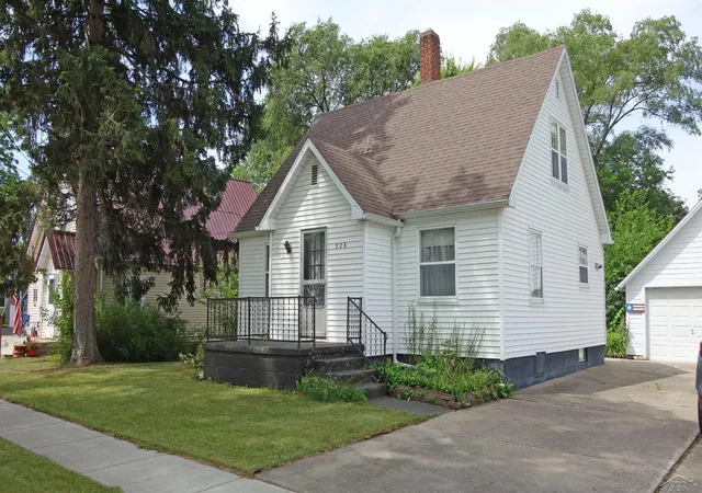 3rd image of 326 S Clark St, Chesaning, MI 48616 | MLS# 50213317