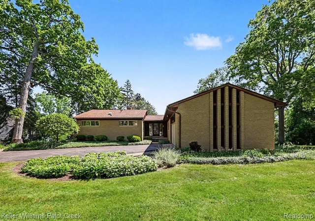 Homes for sale in Lake Orion, MI | 2911 Walmsley Circle Dr, Lake Orion, MI 48360 | MLS# 60999767