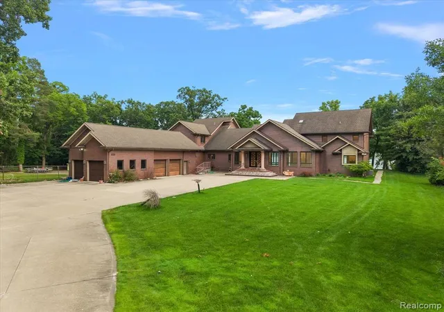 Photo 2 of Single family home for sale at 2612 Cove Ln, West Bloomfield, MI 48323 3600 | MLS# 61012935 | Listing updated on 2026-08-27