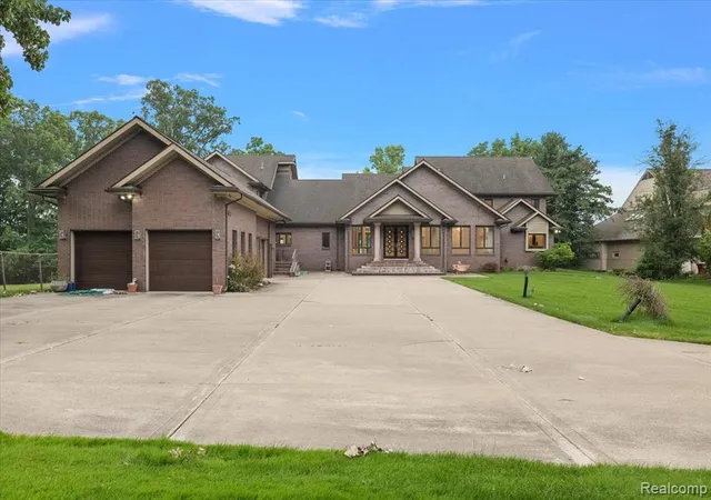 Photo 3 of Single family home for sale at 2612 Cove Ln, West Bloomfield, MI 48323 3600 | MLS# 61012935 | Listing updated on 2026-08-27