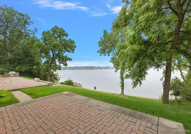 Photo 4 of Single family home for sale at 2612 Cove Ln, West Bloomfield, MI 48323 3600 | MLS# 61012935 | Listing updated on 2026-08-27
