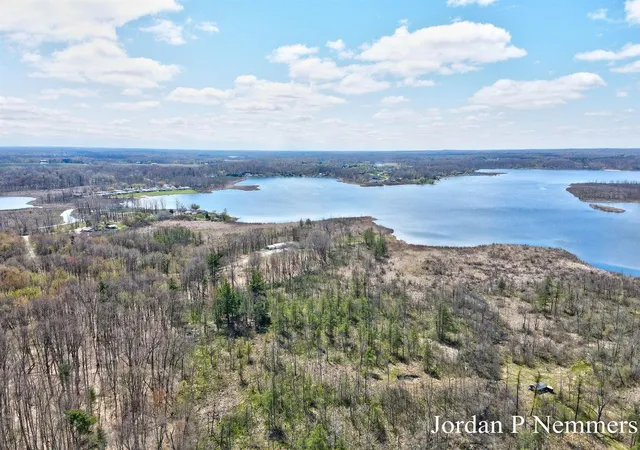 3rd image of 12375 Overlook Dr, Greenville, MI 48838 | MLS# 70512193