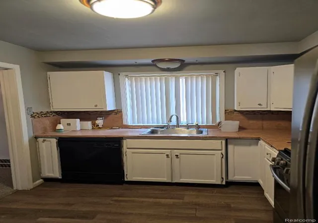 Photo 4 of Sale Pending at 19470 Grandville Ave, Detroit, MI 48219 2132 | MLS# 61015457 | Listing updated on 2026-08-29