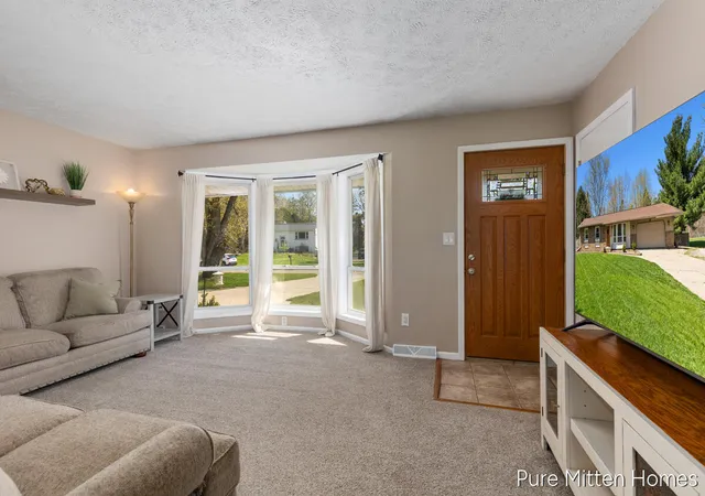 Photo 3 of Sale Pending at 13839 Windemere Dr, Grand Rapids, MI 49534 | MLS# 70527035 | Listing updated on 2026-04-28