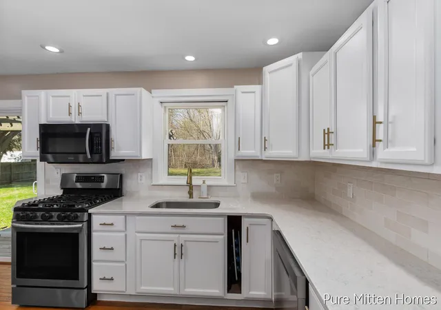 Photo 4 of Sale Pending at 13839 Windemere Dr, Grand Rapids, MI 49534 | MLS# 70527035 | Listing updated on 2026-04-28