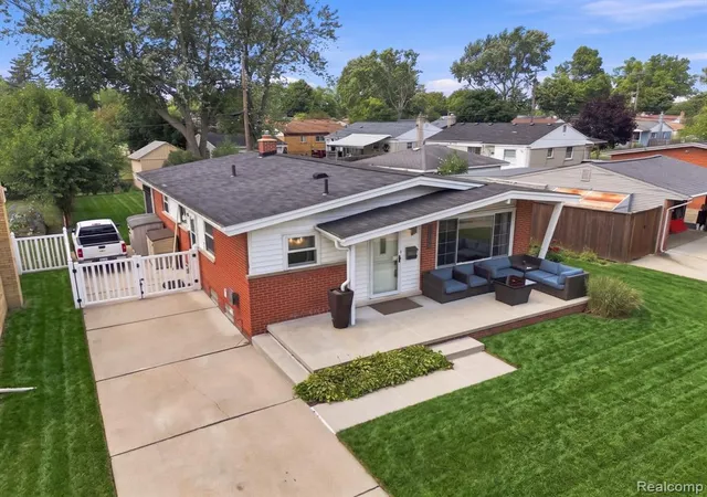 3rd image of 1333 N Selfridge Blvd, Clawson, MI 48017 1064 | MLS# 61023912