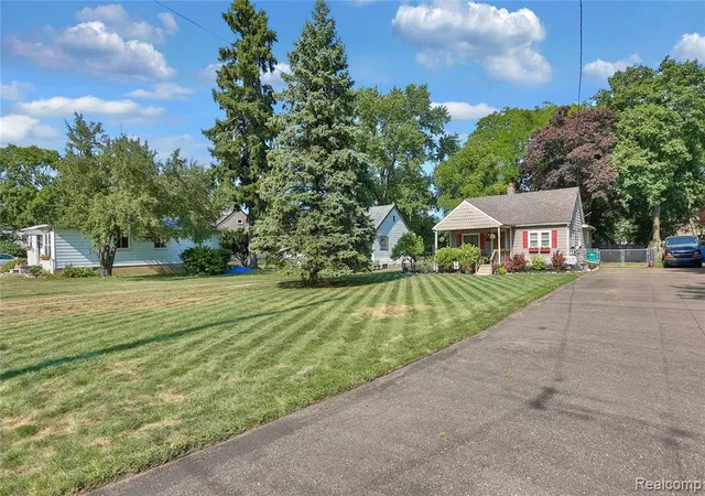 Photo 4 of Sale Pending at 22820 Power Rd, Farmington, MI 48336 | MLS# 61016927 | Listing updated on 2026-08-25