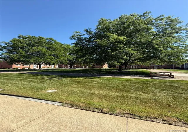 Homes for sale in Sterling Heights, MI | 8141 Denwood Dr, Sterling Heights, MI 48312 | Houzeo