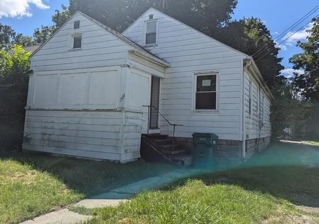 Photo 8 of Single family home for sale at 1527 Robertson Ave, Lansing, MI 48915 | MLS# 70554666 | Listing updated on 2026-08-26