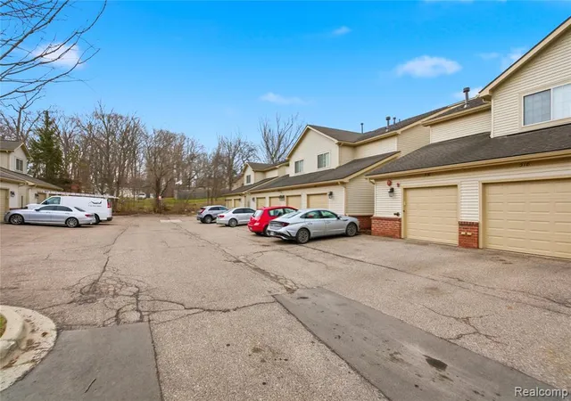 Homes for sale in Walled Lake, MI | 526 Red Oak Ct, Walled Lake, MI 48390 3554 | MLS# 60982551