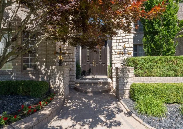 2nd image of 187 Greenan Ln, Lake Orion, MI 48362 | MLS# 61020062