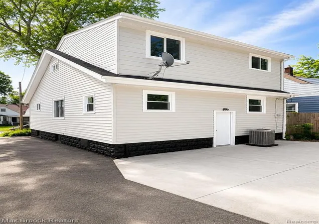 24th image of 308 S Marshall St, Pontiac, MI 48342 | MLS# 61000149