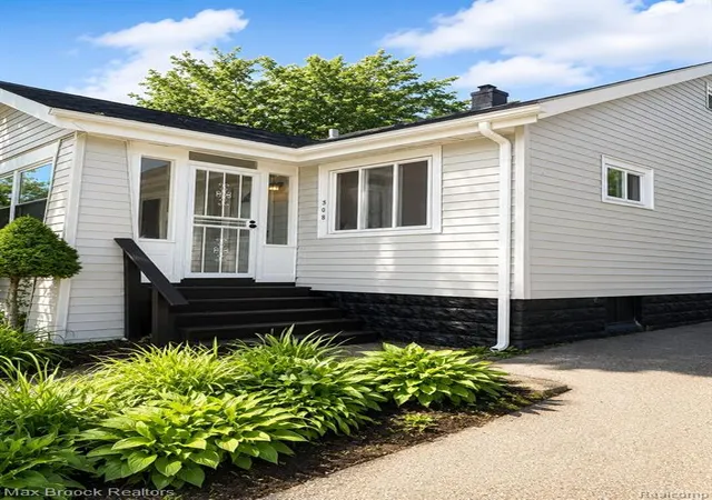 2nd image of 308 S Marshall St, Pontiac, MI 48342 | MLS# 61000149