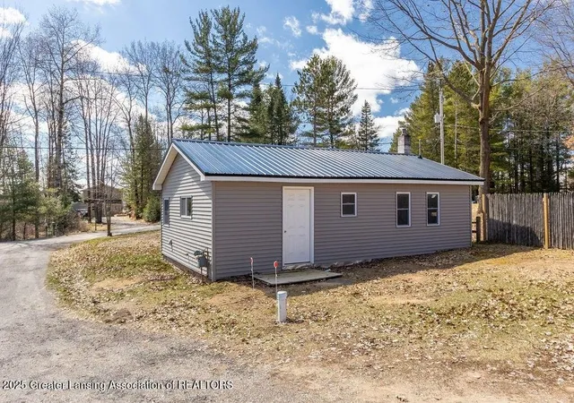 Homes for sale in Farwell, MI | 412 N Scott Dr, Farwell, MI 48622 | MLS# 50187705