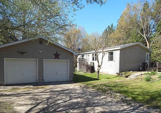 Homes for sale in Roscommon, MI | 2389 W Maplehurst Dr, Roscommon, MI 48653 | MLS# 60995264
