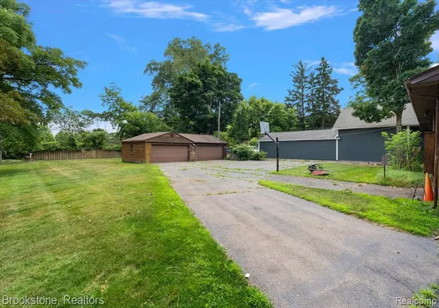 Homes for sale in Novi, MI | 1167 E Lake Dr, Novi, MI 48377 | MLS# 61010396