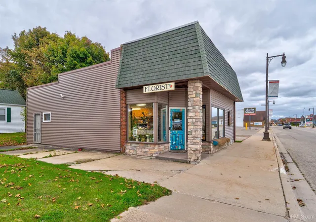 Photo 1 of Single family home for sale at 176 River St, Manistique, MI 49854 | MLS# 50215618 | Listing updated on 2026-10-08