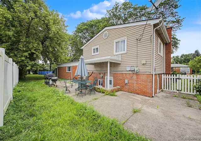 Photo 4 of Single family home for sale at 27355 Clairview Dr, Dearborn Heights, MI 48127 | MLS# 61016478 | Listing updated on 2026-08-29