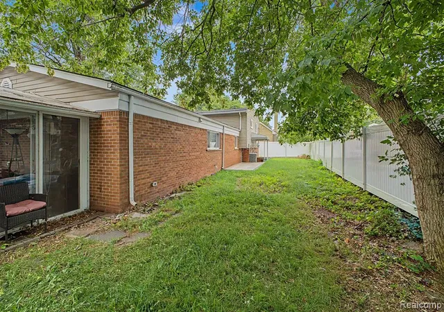 Photo 5 of Single family home for sale at 27355 Clairview Dr, Dearborn Heights, MI 48127 | MLS# 61016478 | Listing updated on 2026-08-29