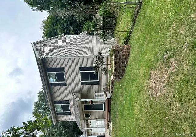 2nd image of 6574 Avon Dr, Brighton, MI 48116 | MLS# 61019020