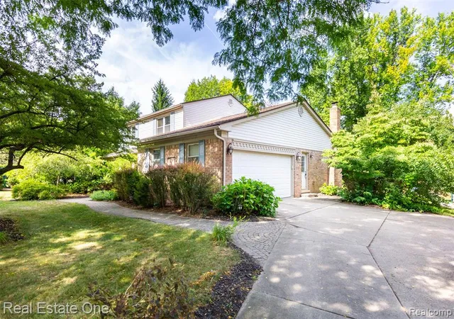 Photo 3 of Single family home for sale at 6011 Walker Dr, Troy, MI 48085 1344 | MLS# 61011646 | Listing updated on 2026-08-30