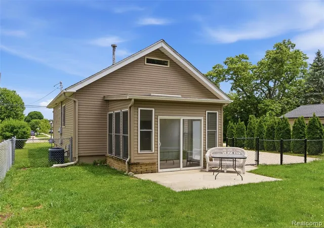 Homes for sale in Waterford, MI | 357 N Hospital Rd, Waterford, MI 48327 | MLS# 61006446