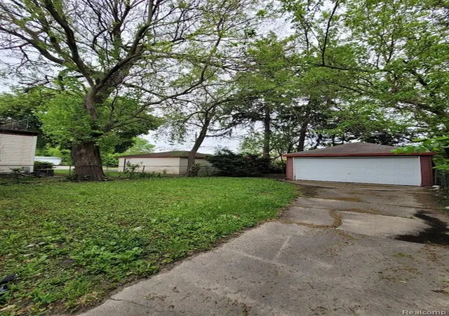 4th image of 18510 Hartwell St, Detroit, MI 48235 1372 | MLS# 60995275