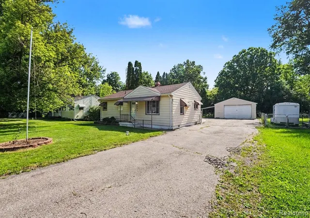 Homes for sale in Burton, MI | 2089 Christner St, Burton, MI 48519 | MLS# 61005302
