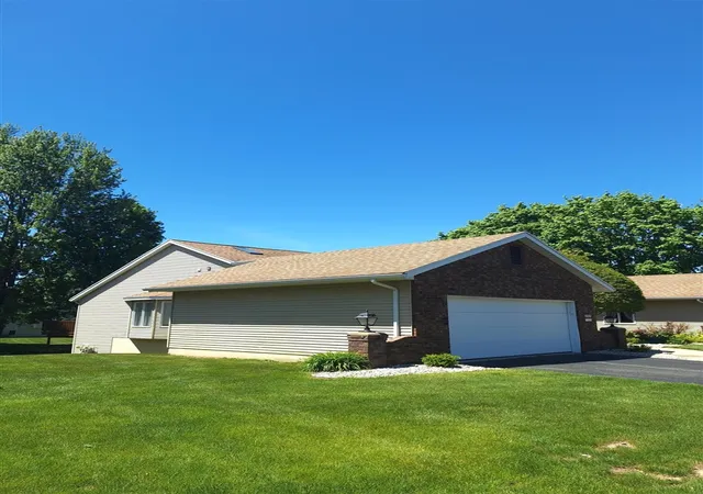 Homes for sale in Grandville, MI | 4207 Redbush Dr, Grandville, MI 49418 | MLS# 70532191